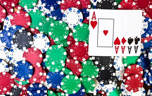 Poker fişleri ve poker kartları geçmişi. Kumarhane işi, risk, şans, iyi şans veya kumar konsepti
