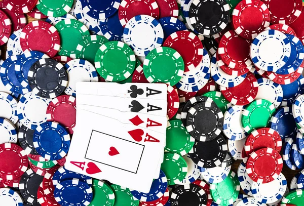 Poker fişleri ve poker kartları geçmişi. Kumarhane işi, risk, şans, iyi şans veya kumar konsepti