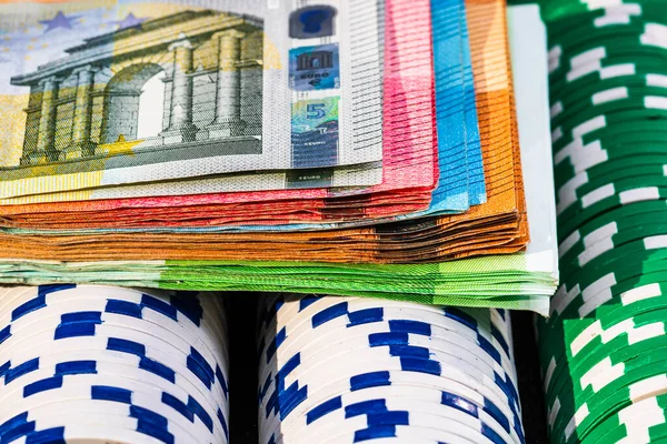 Poker oyunu konsepti. Kumarhane işi, risk, şans, iyi şans ya da kumar. Poker fişleri ve avro parası yığını, yakın çekim, izole.