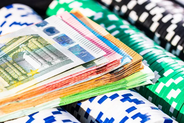 Poker oyunu konsepti. Kumarhane işi, risk, şans, iyi şans ya da kumar. Poker fişleri ve avro parası yığını, yakın çekim, izole.