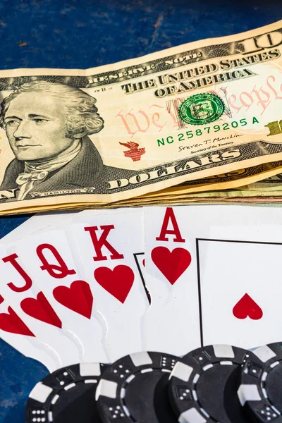 Tumpukan Chip Poker Dengan Uang Dan Kartu — Stok Foto