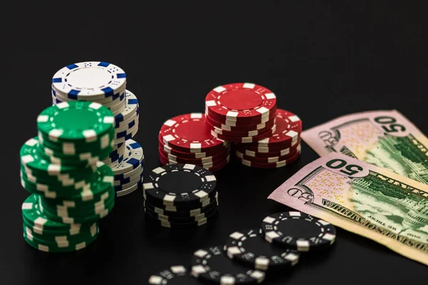 Tumpukan Chip Poker Dan Dolar Tagihan Pada Latar Belakang Hitam — Stok Foto