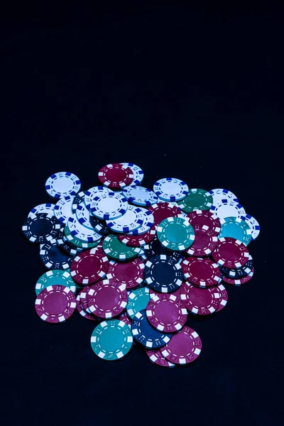 Siyah Arkaplanda Poker Çiplerinin Karışımı — Stok fotoğraf