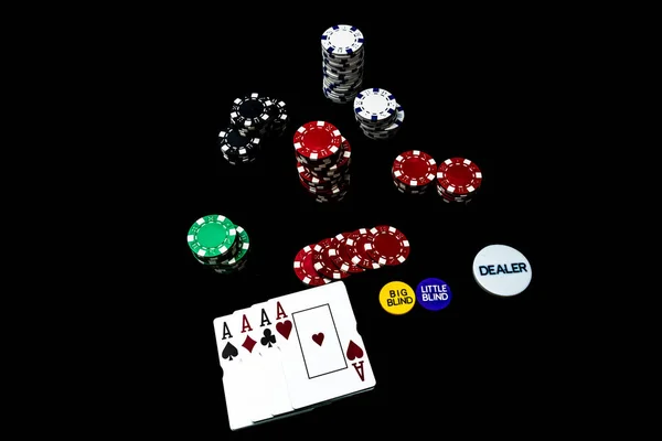 Siyah Arkaplanda Poker Fişleri Poker Kartları Yığını — Stok fotoğraf