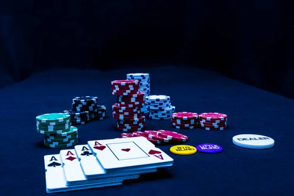 Stapel Poker Chips Poker Kaarten Zwarte Achtergrond — Stockfoto