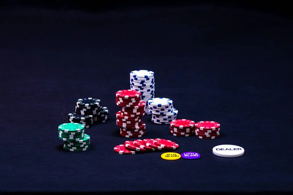 黑色背景的扑克碎片堆栈 — 图库照片