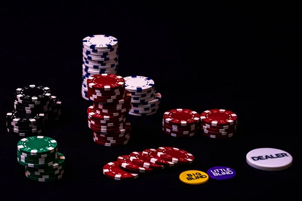 Pilha Fichas Poker Fundo Preto — Fotografia de Stock