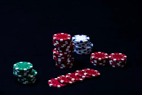 Pilha Fichas Poker Fundo Preto — Fotografia de Stock
