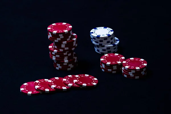 Pila Fichas Póquer Sobre Fondo Negro —  Fotos de Stock