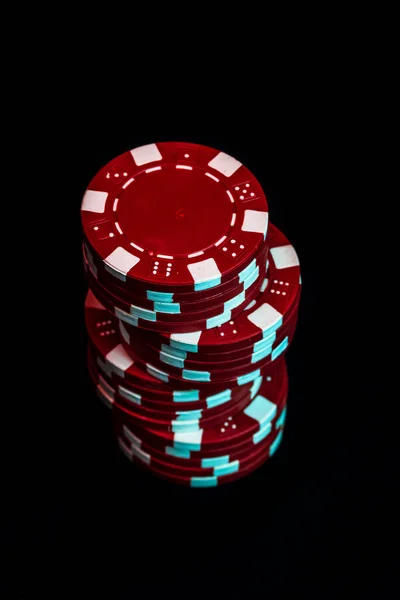 Tumpukan Chip Poker Pada Latar Belakang Hitam — Stok Foto