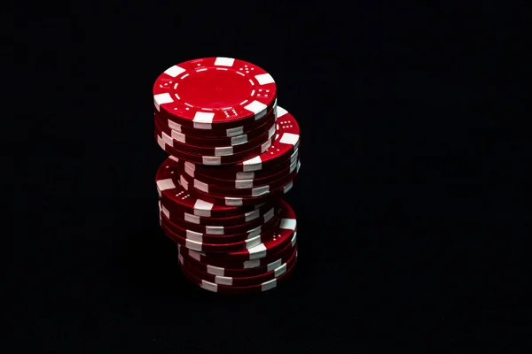 Tumpukan Chip Poker Pada Latar Belakang Hitam — Stok Foto