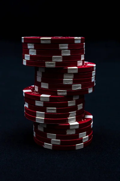 Tumpukan Chip Poker Pada Latar Belakang Hitam — Stok Foto