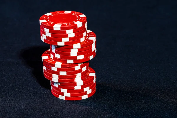 Siyah Arkaplanda Poker Çipleri Yığını — Stok fotoğraf