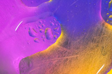 Renkli yüzeyde su damlaları olan soyut renkli arkaplan ya da arkaplan. Soyut arkaplan kavramı