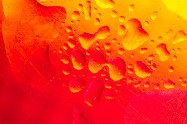 Renkli yüzeyde su damlaları olan soyut renkli arkaplan ya da arkaplan. Soyut arkaplan kavramı
