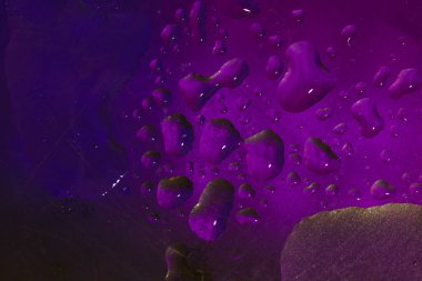 Renkli yüzeyde su damlaları olan soyut renkli arkaplan ya da arkaplan. Soyut arkaplan kavramı