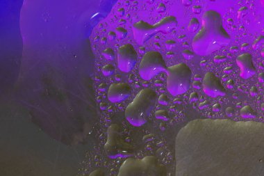 Renkli yüzeyde su damlaları olan soyut renkli arkaplan ya da arkaplan. Soyut arkaplan kavramı