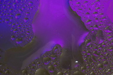 Renkli yüzeyde su damlaları olan soyut renkli arkaplan ya da arkaplan. Soyut arkaplan kavramı