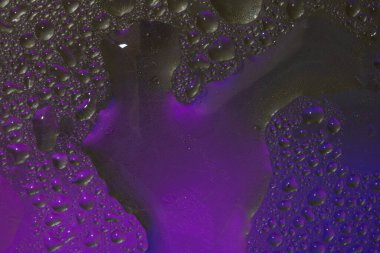 Renkli yüzeyde su damlaları olan soyut renkli arkaplan ya da arkaplan. Soyut arkaplan kavramı