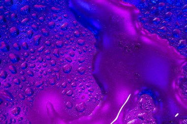 Renkli yüzeyde su damlaları olan soyut renkli arkaplan ya da arkaplan. Soyut arkaplan kavramı