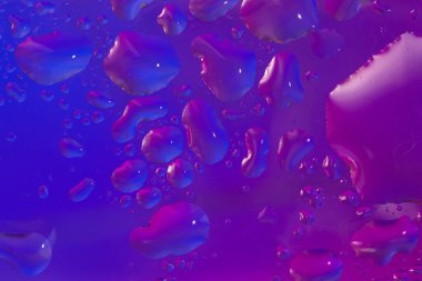 Renkli yüzeyde su damlaları olan soyut renkli arkaplan ya da arkaplan. Soyut arkaplan kavramı