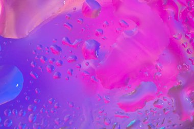 Renkli yüzeyde su damlaları olan soyut renkli arkaplan ya da arkaplan. Soyut arkaplan kavramı