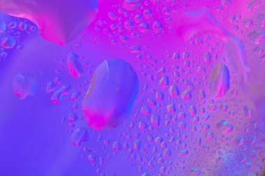 Renkli yüzeyde su damlaları olan soyut renkli arkaplan ya da arkaplan. Soyut arkaplan kavramı