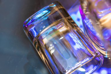 Soyut su renkli yüzeye düşer. Cam kapaklı soyut arkaplan kavramı