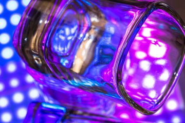 Soyut su renkli yüzeye düşer. Cam kapaklı soyut arkaplan kavramı