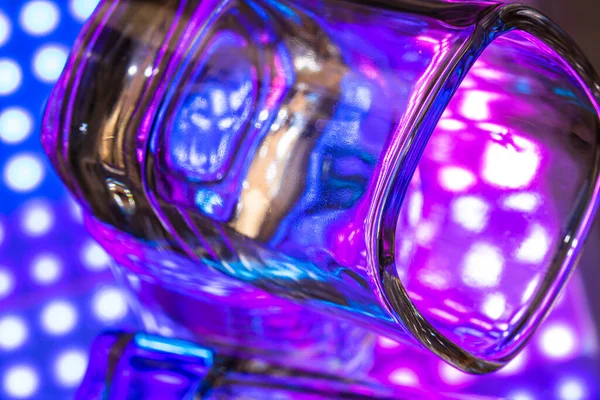 Soyut su renkli yüzeye düşer. Cam kapaklı soyut arkaplan kavramı