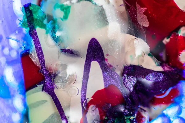 Su yüzeyinde yağ damlaları ve dalgaları olan soyut renkli arkaplan. Soyut arkaplan kavramı