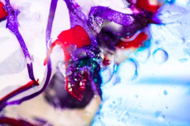 Su yüzeyinde yağ damlaları ve dalgaları olan soyut renkli arkaplan. Soyut arkaplan kavramı