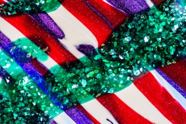 Su yüzeyinde yağ damlaları ve dalgaları olan soyut renkli arkaplan. Soyut arkaplan kavramı