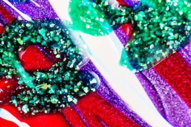 Su yüzeyinde yağ damlaları ve dalgaları olan soyut renkli arkaplan. Soyut arkaplan kavramı