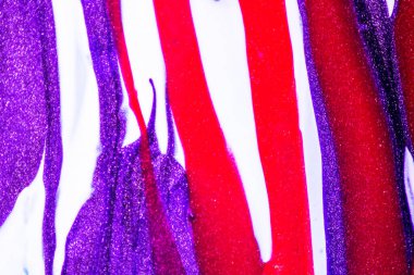 Su yüzeyinde yağ damlaları ve dalgaları olan soyut renkli arkaplan. Soyut arkaplan kavramı