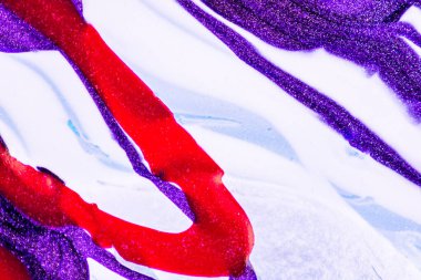 Su yüzeyinde yağ damlaları ve dalgaları olan soyut renkli arkaplan. Soyut arkaplan kavramı