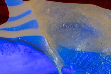 Su yüzeyinde yağ damlaları ve dalgaları olan soyut renkli arkaplan. Soyut arkaplan kavramı