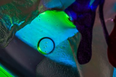 Su yüzeyinde yağ damlaları ve dalgaları olan soyut renkli arkaplan. Soyut arkaplan kavramı