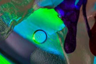 Su yüzeyinde yağ damlaları ve dalgaları olan soyut renkli arkaplan. Soyut arkaplan kavramı