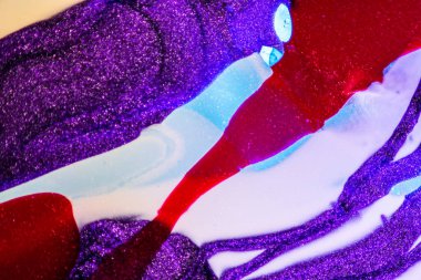 Su yüzeyinde yağ damlaları ve dalgaları olan soyut renkli arkaplan. Soyut arkaplan kavramı