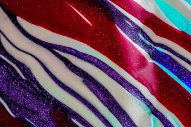 Su yüzeyinde yağ damlaları ve dalgaları olan soyut renkli arkaplan. Soyut arkaplan kavramı