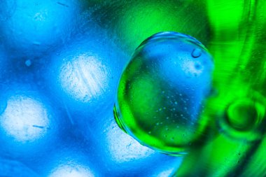 Su yüzeyinde yağ damlaları ve dalgaları olan soyut renkli arkaplan. Soyut arkaplan kavramı