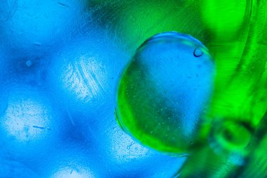 Su yüzeyinde yağ damlaları ve dalgaları olan soyut renkli arkaplan. Soyut arkaplan kavramı