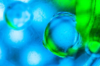 Su yüzeyinde yağ damlaları ve dalgaları olan soyut renkli arkaplan. Soyut arkaplan kavramı