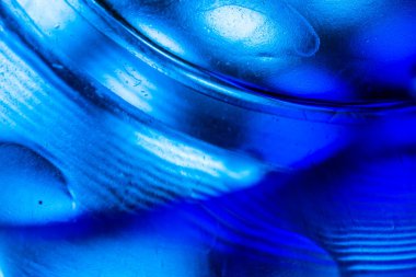 Su yüzeyinde yağ damlaları ve dalgaları olan soyut renkli arkaplan. Soyut arkaplan kavramı