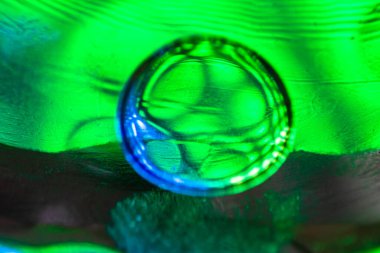 Su yüzeyinde yağ damlaları ve dalgaları olan soyut renkli arkaplan. Soyut arkaplan kavramı