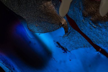 Su yüzeyinde yağ damlaları ve dalgaları olan soyut renkli arkaplan. Soyut arkaplan kavramı