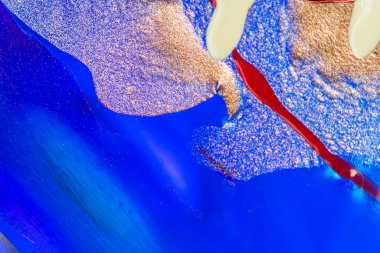 Su yüzeyinde yağ damlaları ve dalgaları olan soyut renkli arkaplan. Soyut arkaplan kavramı