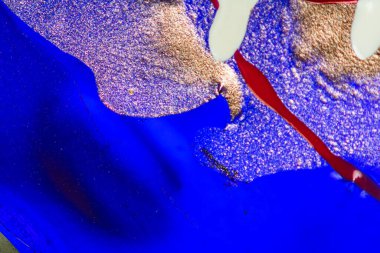 Su yüzeyinde yağ damlaları ve dalgaları olan soyut renkli arkaplan. Soyut arkaplan kavramı