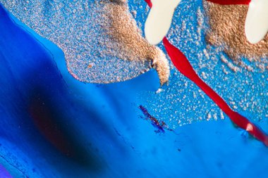 Su yüzeyinde yağ damlaları ve dalgaları olan soyut renkli arkaplan. Soyut arkaplan kavramı